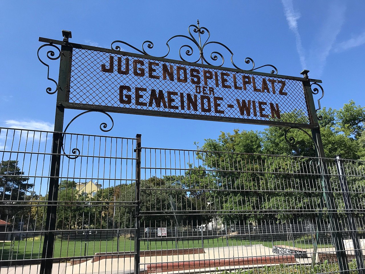 Gitter mit Schriftzug am Eingang zur Jugendsportanlage 