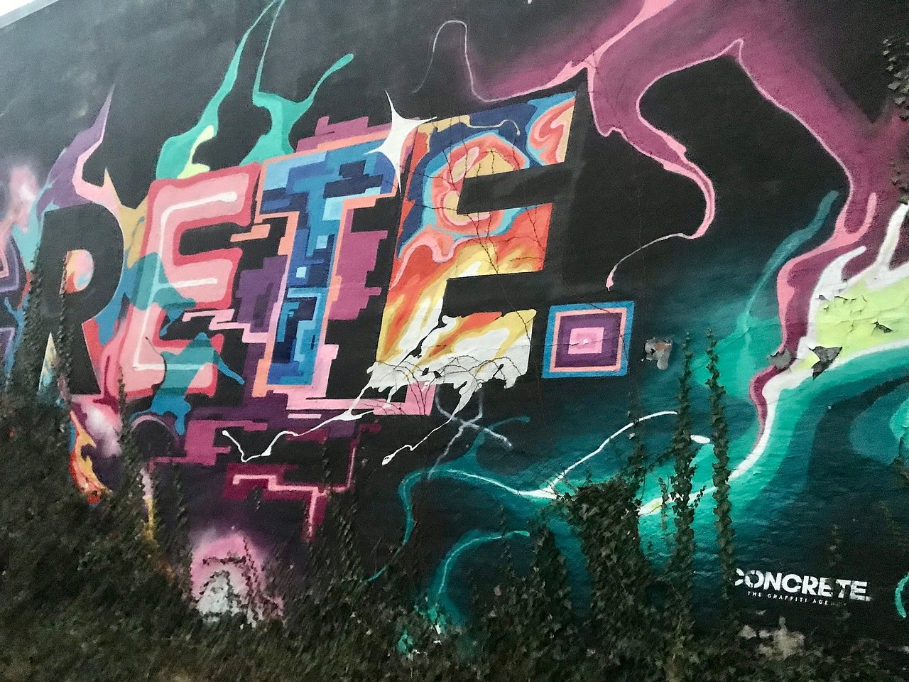 Schriftzug Concrete Grafitti, bunte Buchstaben in Blitzform auf schwarzem Grund