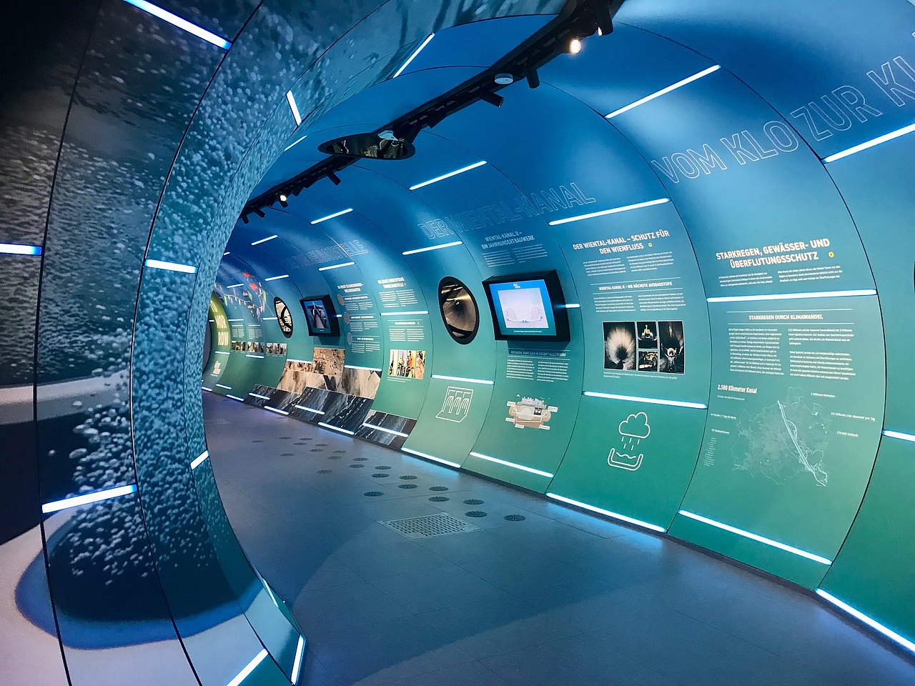 Die Kanalröhre als Ausstellungsfläche genutzt mit Schautafeln