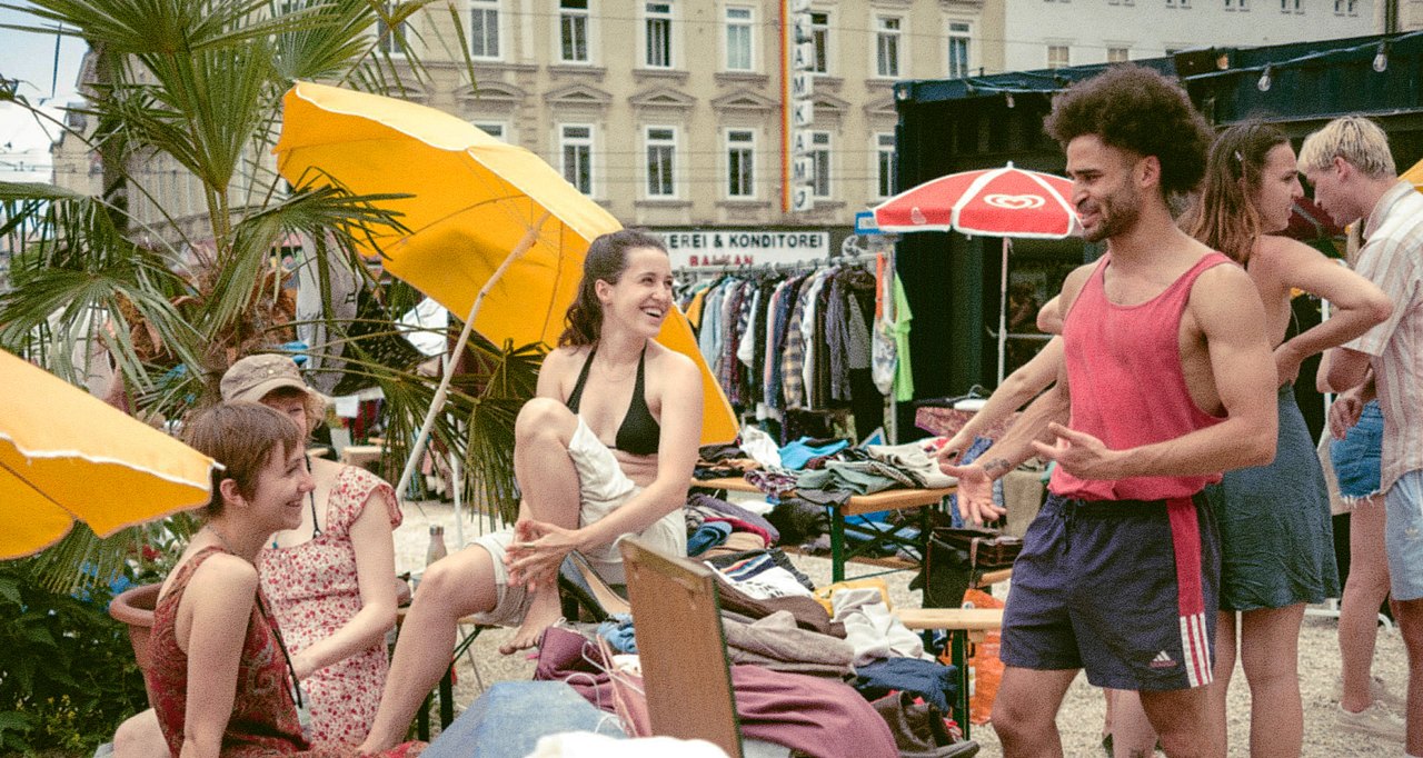 Junge Leute, die gemeinsam am Flohmarkt chillen