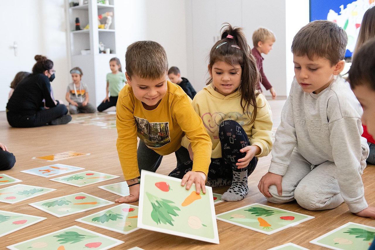 Workshop_Stadtgeschmack_c_Liebentritt_081 Kinder spielen Riesen-Memory