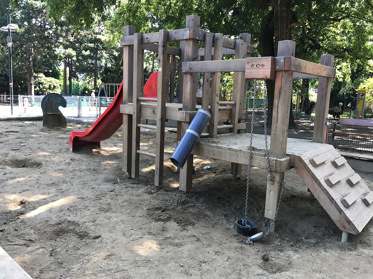 Kletteranlage die direkt auf Sand steht mit vielen unterschiedlichen Spielmöglichkeiten