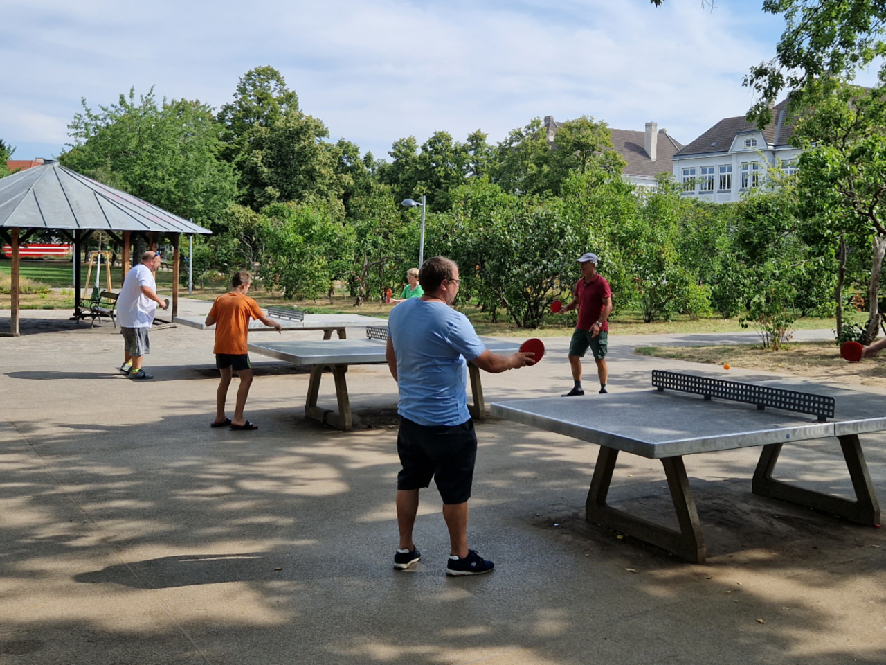 Menschen, die Tischtennis spielen