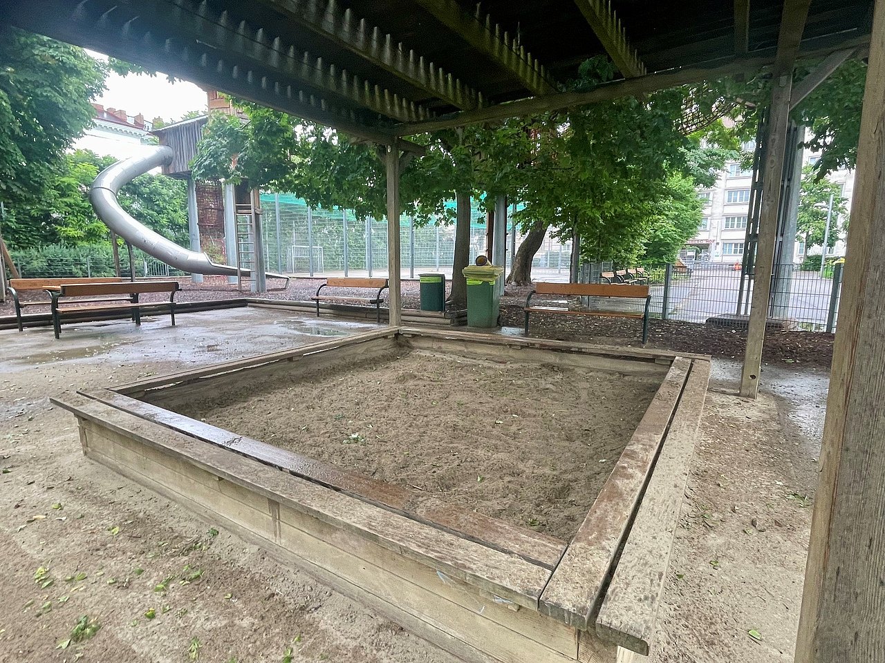 überdachte Sandkiste