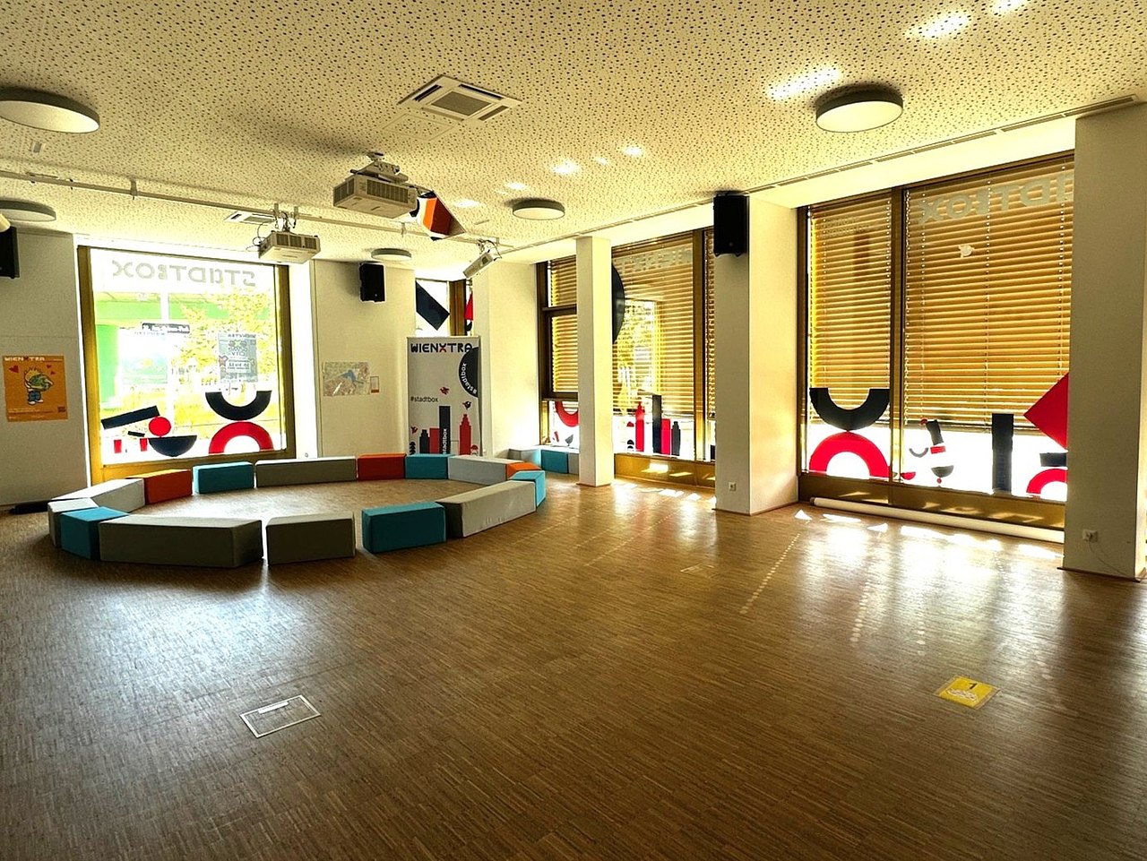 Raum mit Sitzkreis aus Sitzpölster