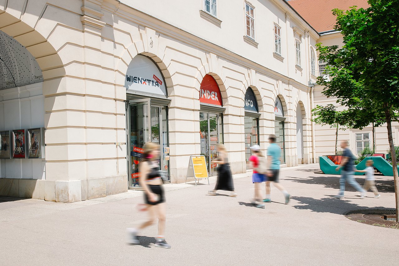 Menschen vor der Kinderinfo, draußen im Hof des MuseumsQuartiers