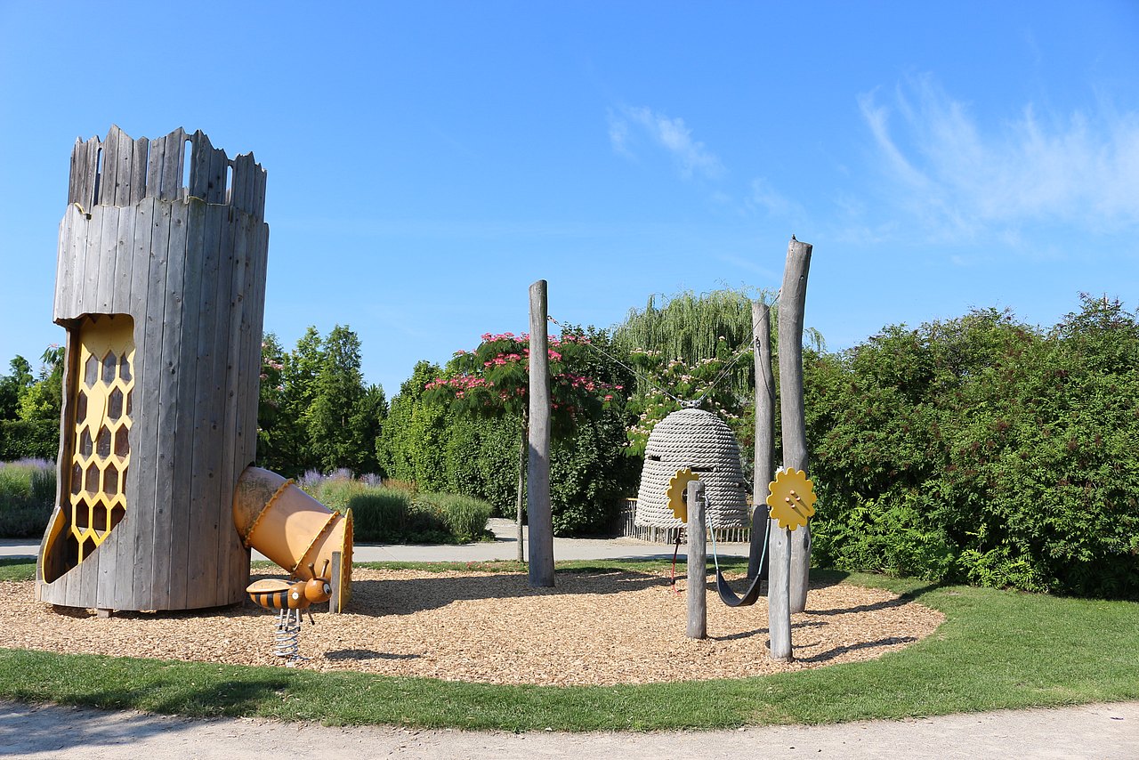 Spielplatz mit Bienenwaben-Spielgerät