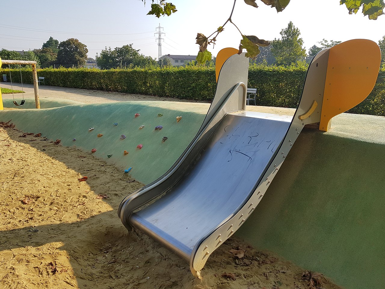 Ansicht auf Rutsch für Kleinkinder draußen