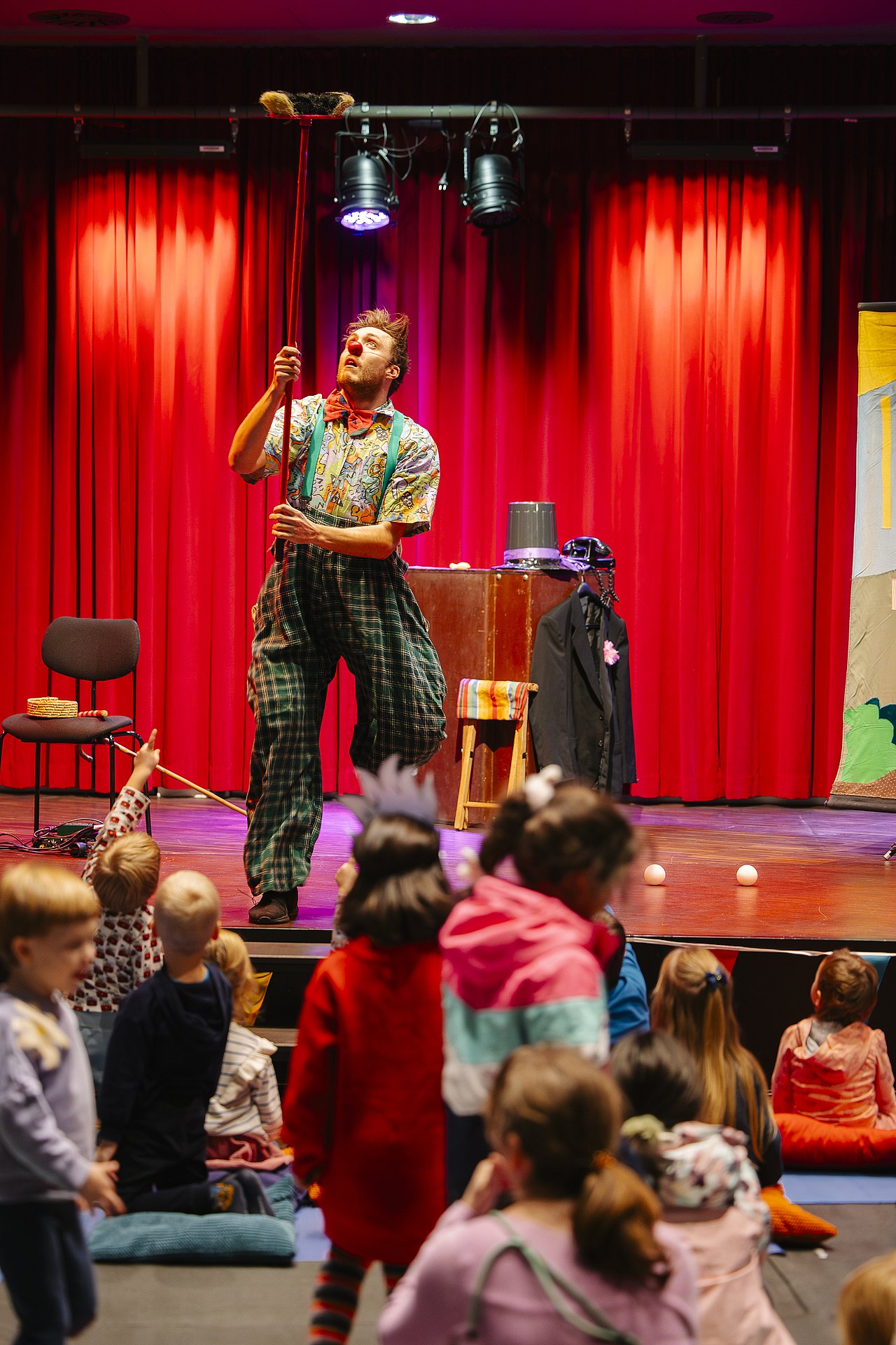 Clown auf Bühne mit Kinder-Publikum