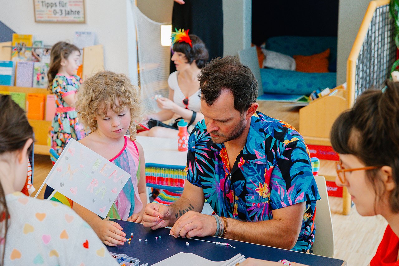 Kind und Vater beim Basteln