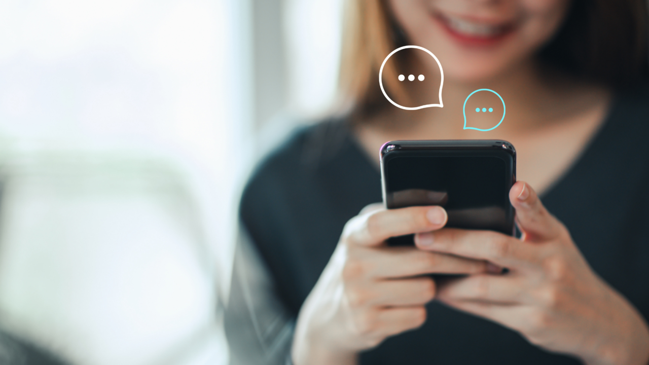 Eine Person hält ihr Handy für die Chat-Beratung 