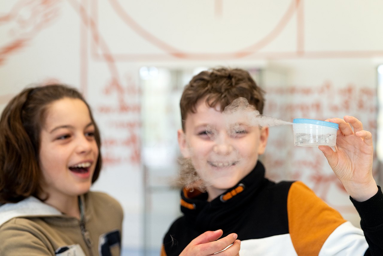 2 Kinder experimentieren