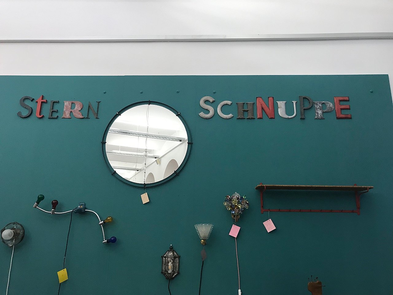 Türkise Wand auf der mit großen Buchstaben Stern-Schnuppe