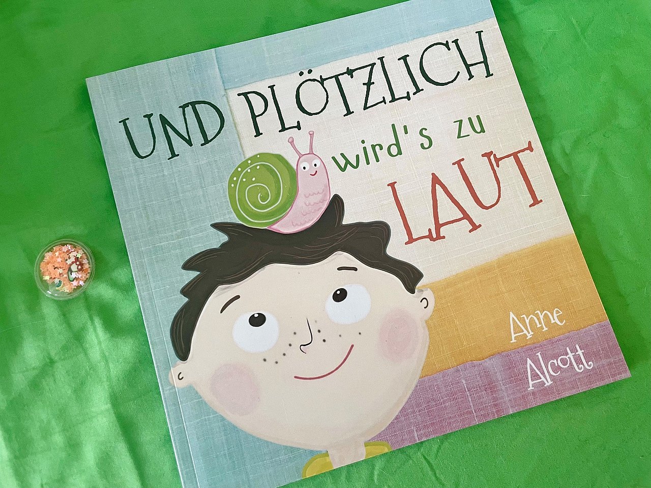 Kinderbuch auf einer grünen Unterlage