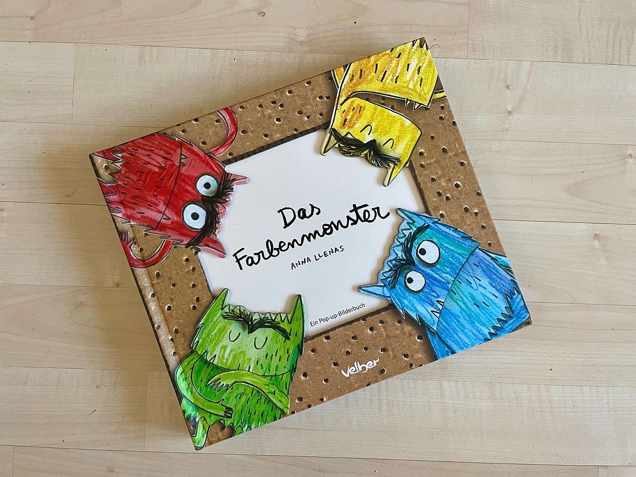 Das PopUp Kinderbuch zum Gefühle zu erkennen Popup Kinderbuch "Das Farbenmonstr" mit 4 Monstern in jeder Ecke, in rot, gelb, blau und grün