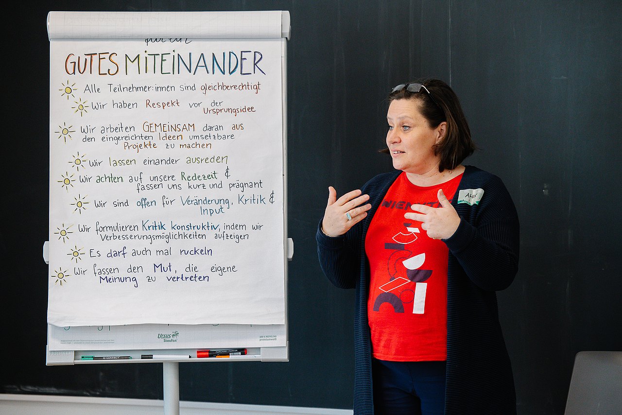 Workshop-Leitung spricht über Gutes Miteinander