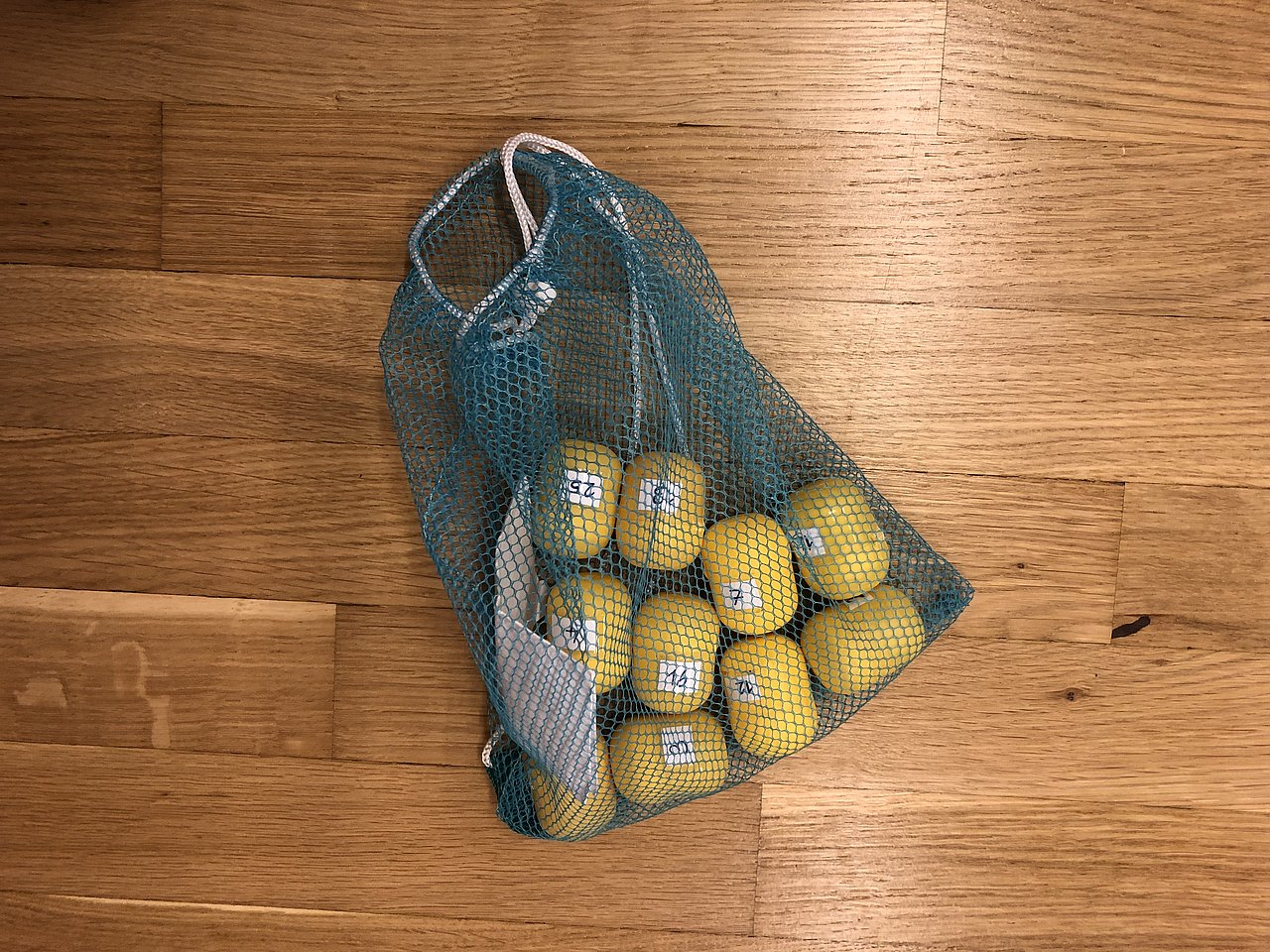 Gelbe kleine nummerierte Dosen in einem Sackerl
