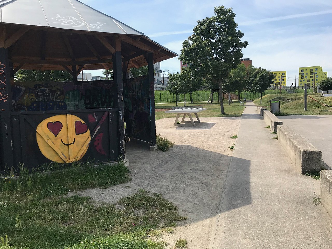Hplzpavvion mit Graffita und Skateranlage