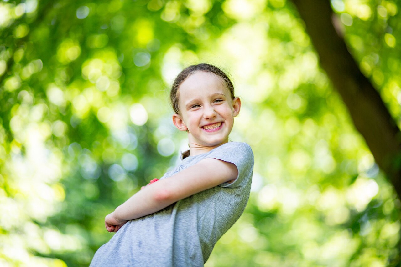 Kind glücklich im Wald