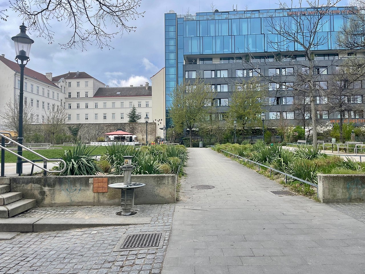 Weghuberpark mit Blick zum 2 Hours Hotel Blick vom Eingang des Parks in Richtung 25 Hours Hotel