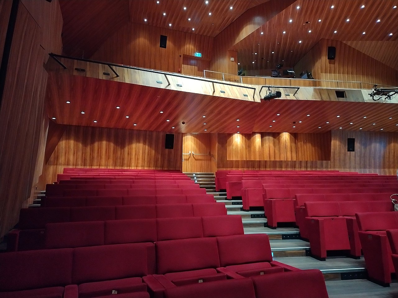 Saal mit leeren Sitzplätzen