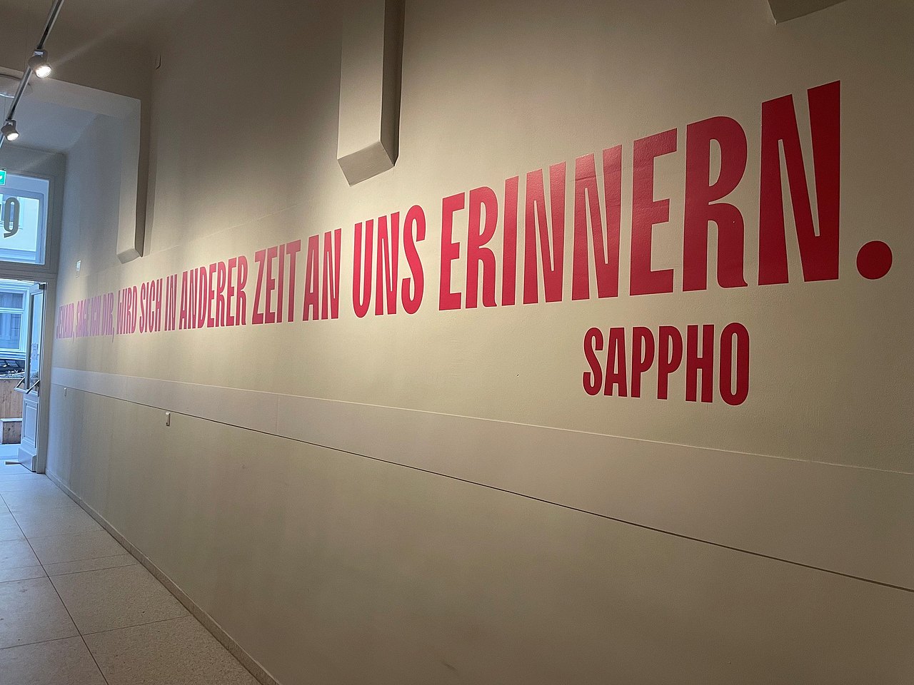 Eingangsbereich ins Qwien Spruch an der Wand