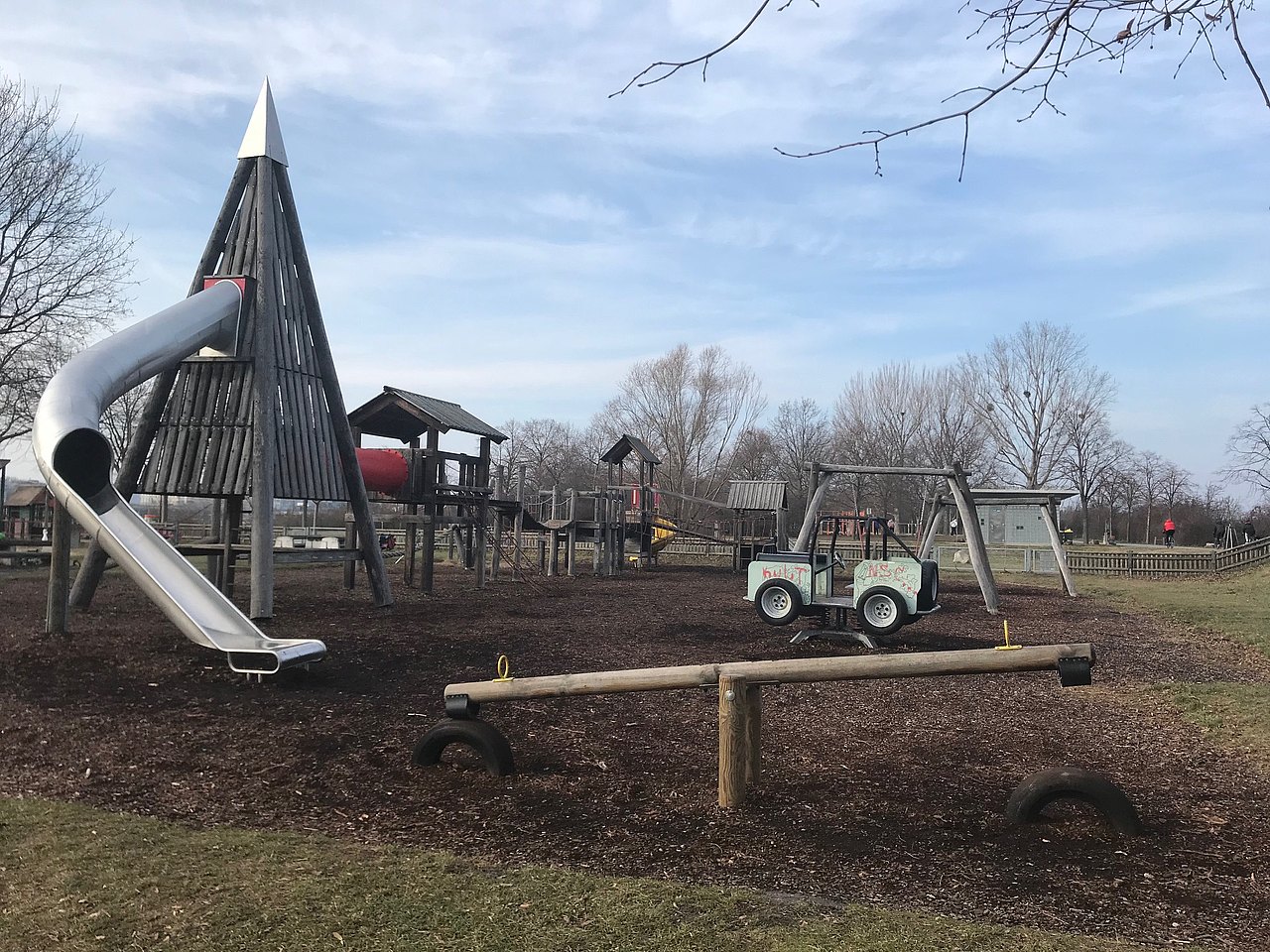 Kaisermühlenbrücke Rutsche und Wipp-Auto