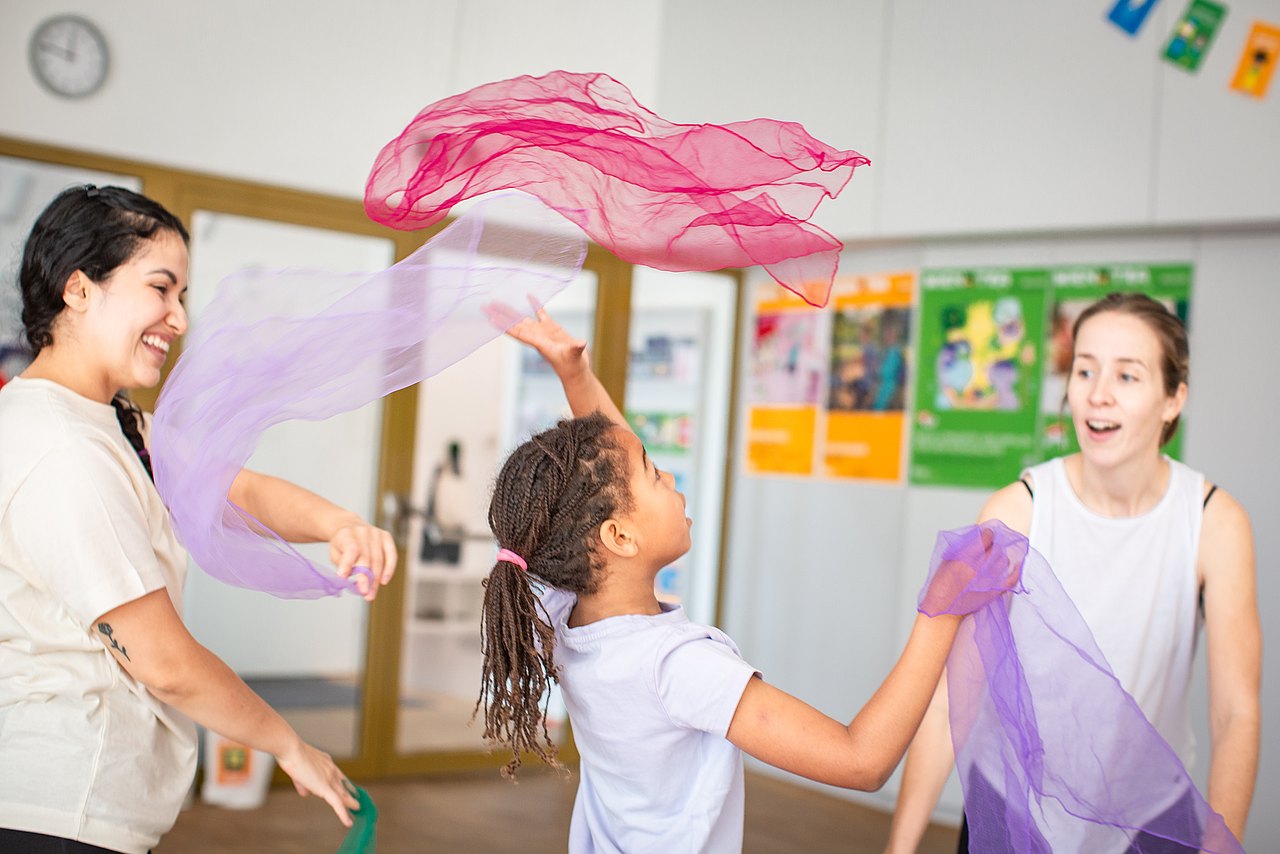 Menschen tanzen in einem Raum
