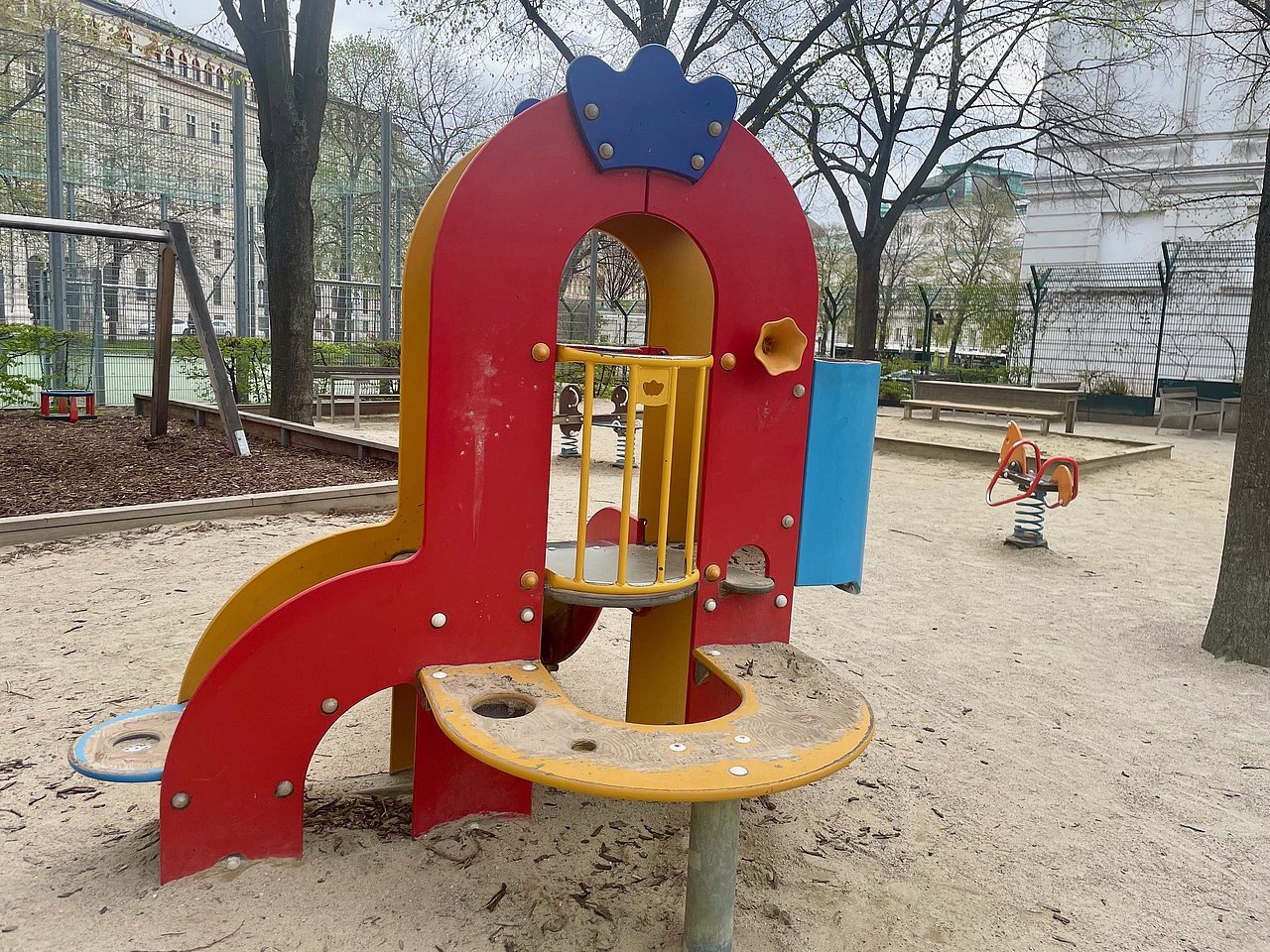 Kleinkinderspielgerät am Spielplatz Weghuberpark