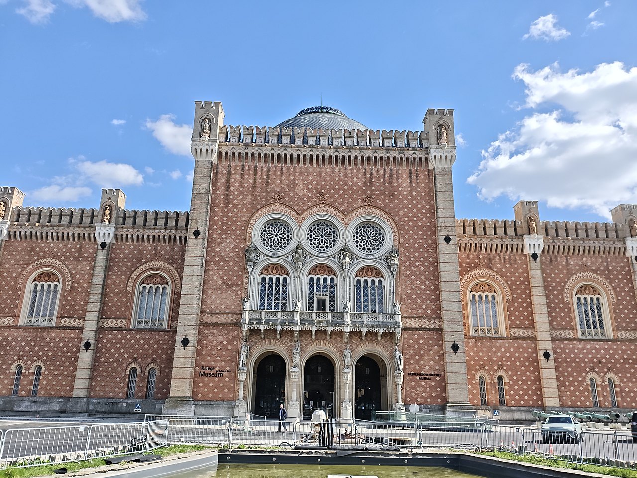 Das Bild zeigt den Eingangsbereich des Heeresgeschichtlichen Museums.