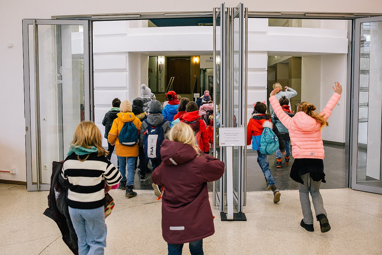Schulklasse auf dem Weg ins Kino