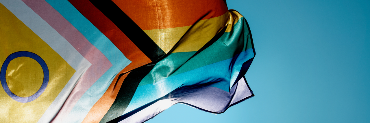 wehende Regenbogenflagge 