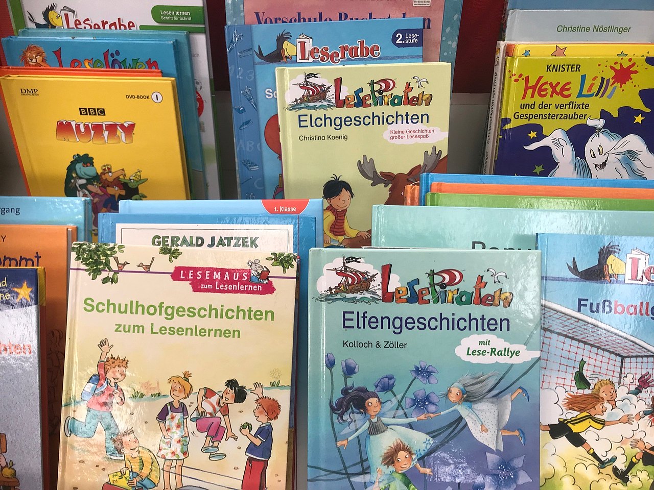 Kinderbücher zum Lesen lernen aufgestellt