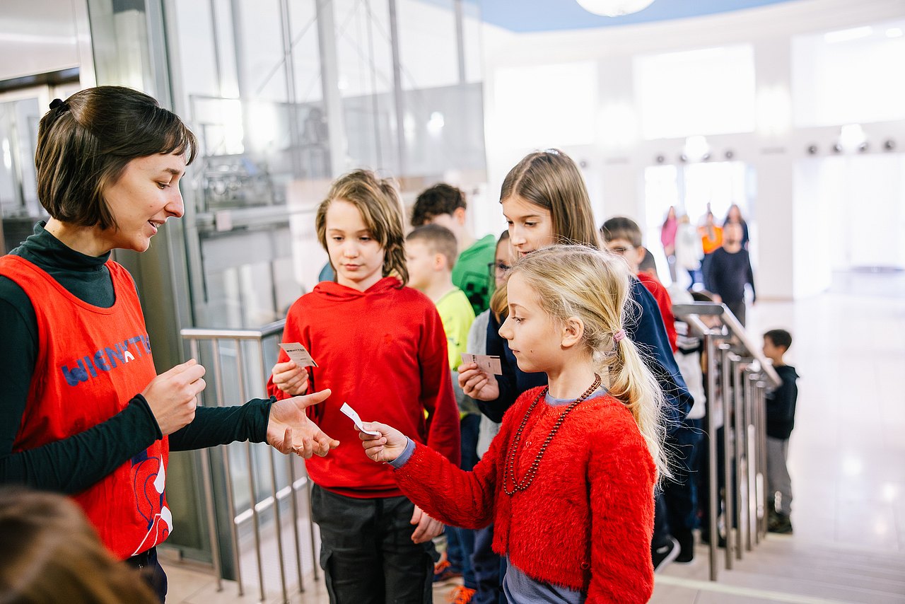 Kinder beim Karten abreißen im Kino