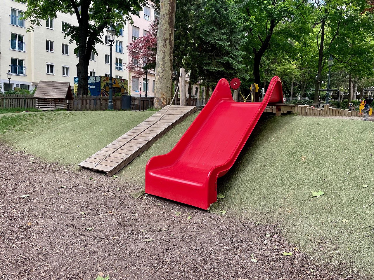 Rutsche Hangrutsche daneben Stiege zum raufgehen
