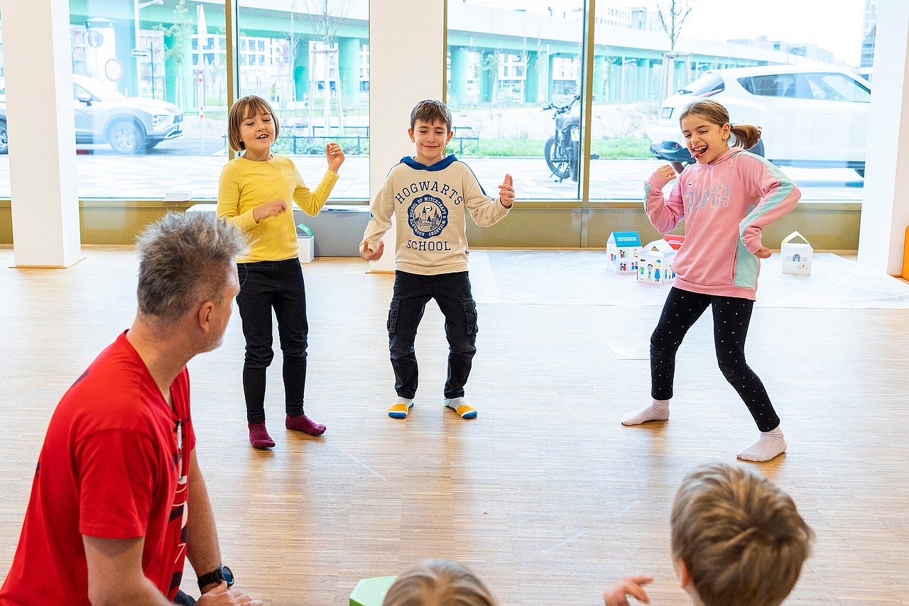 Kinder spielen Activity