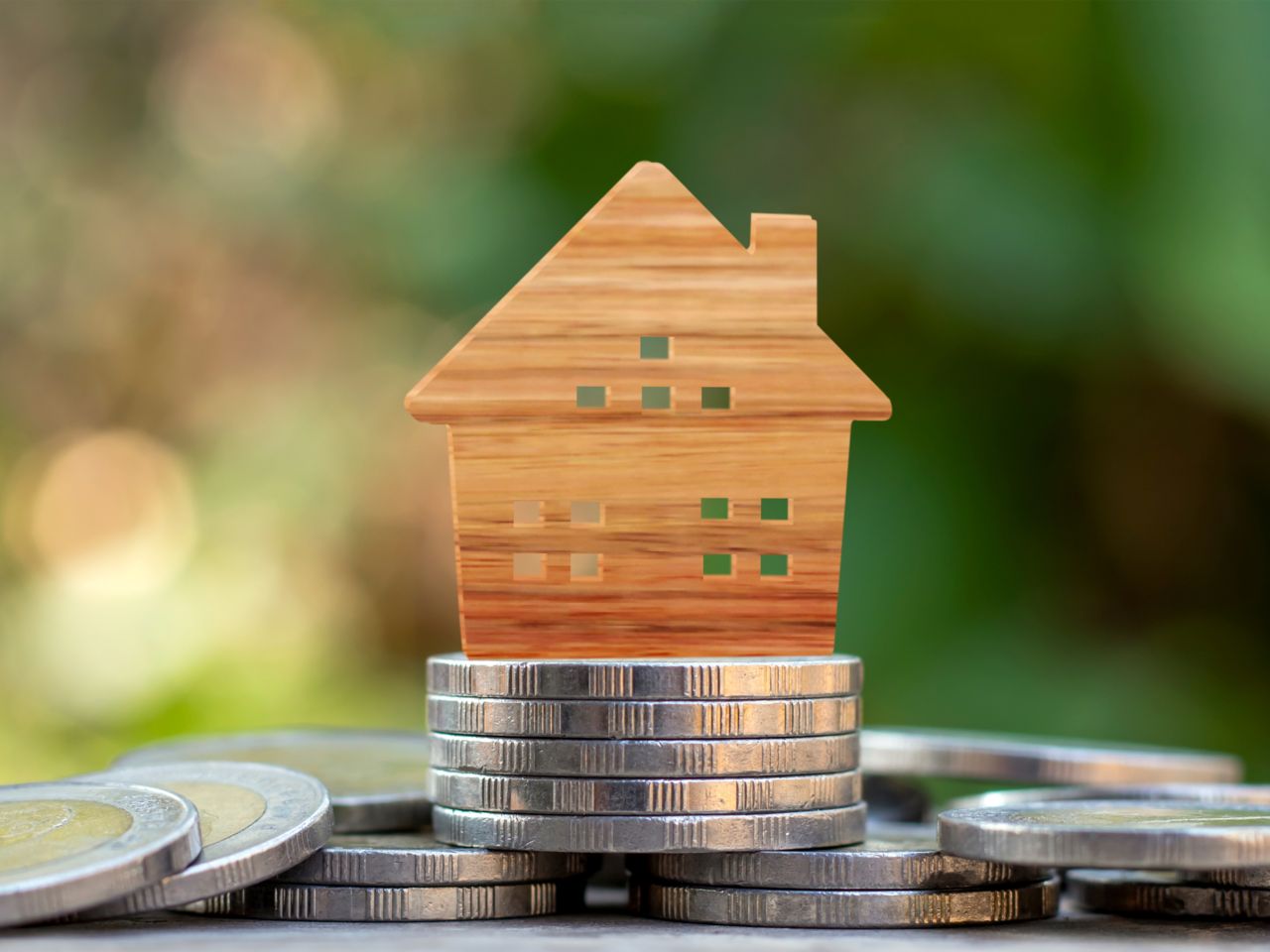 Ein kleines Holzhaus auf Euromünzen