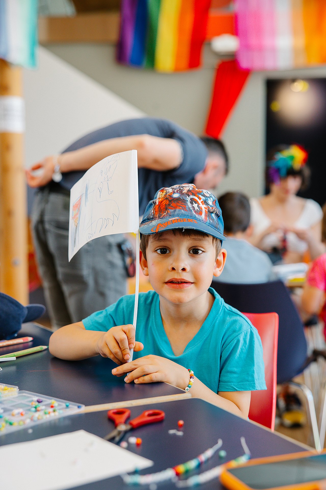 Kind mit Papierfahne