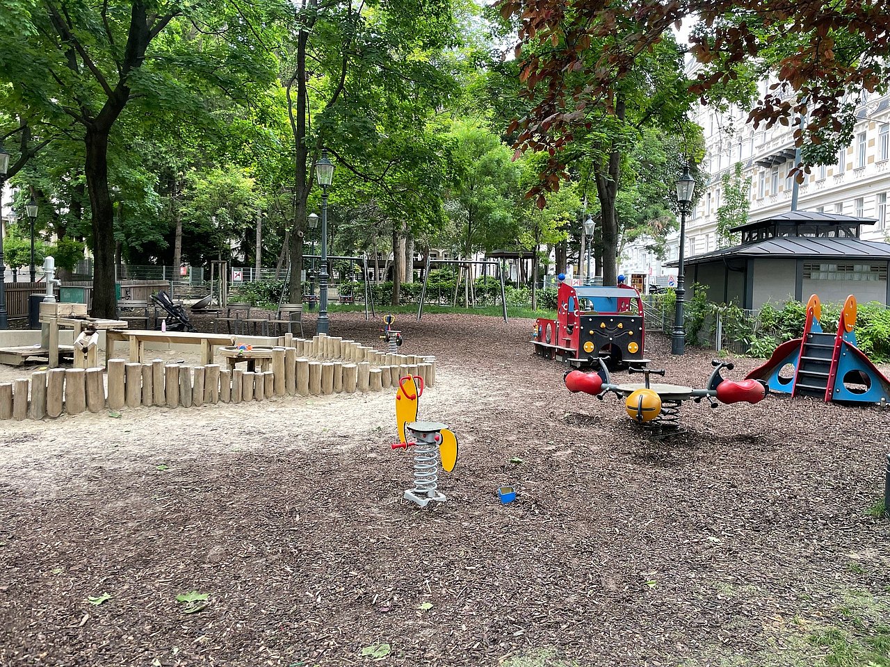 Spielplatz im Schmalzhoftempelpark Spielplatz mit unterschiedlichen Spielgeräten auf Rindenmulch