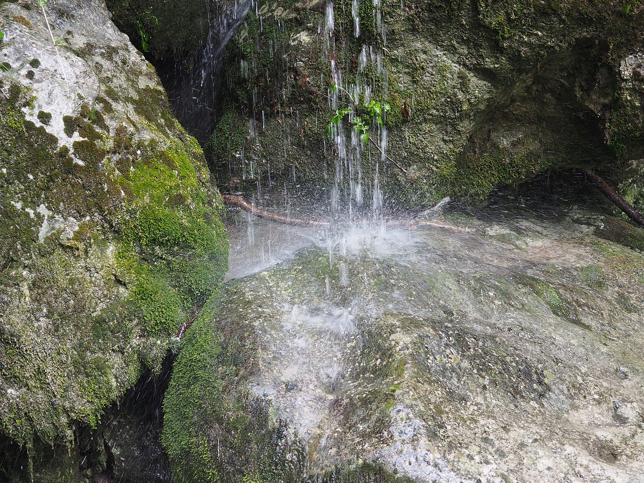 Kleiner Felswasserfall