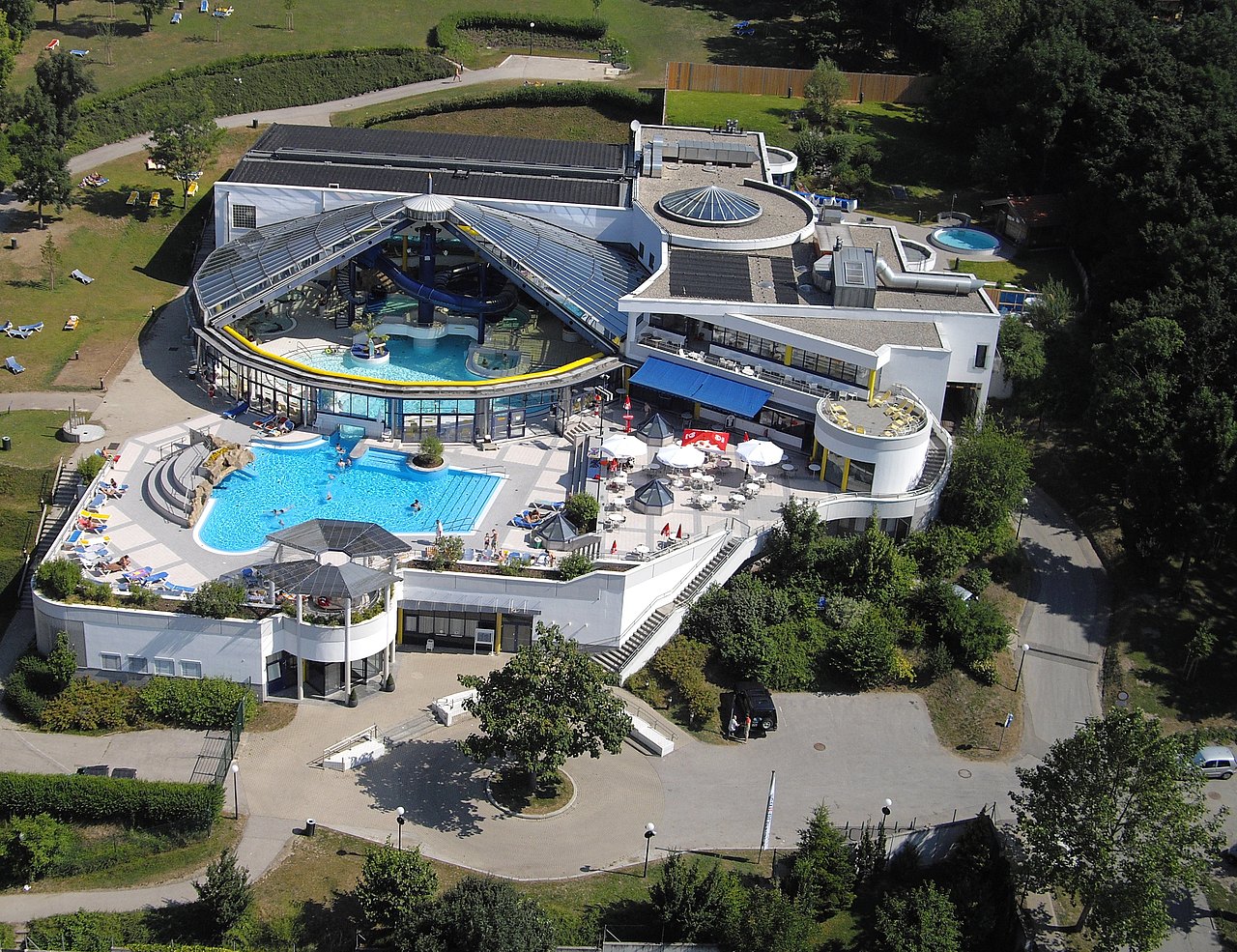 Luftaufnahme vom Schwimmbad Hütteldorf mit Außenbecken