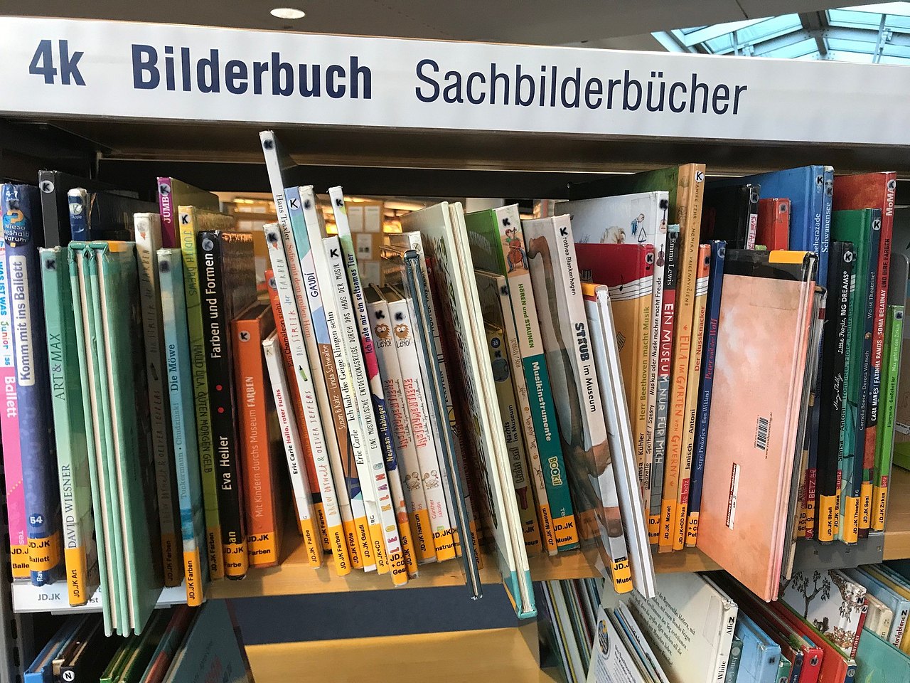 Ein Bücherregal über dem "4k Bilderbuch Sachbilderbücher" steht.