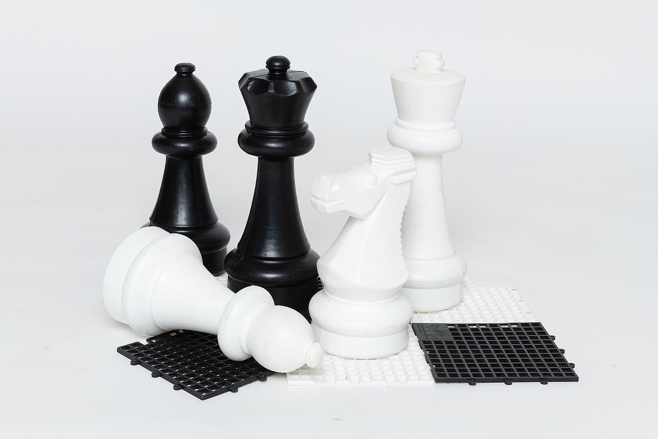 Kunststofffelder mit Schachfiguren