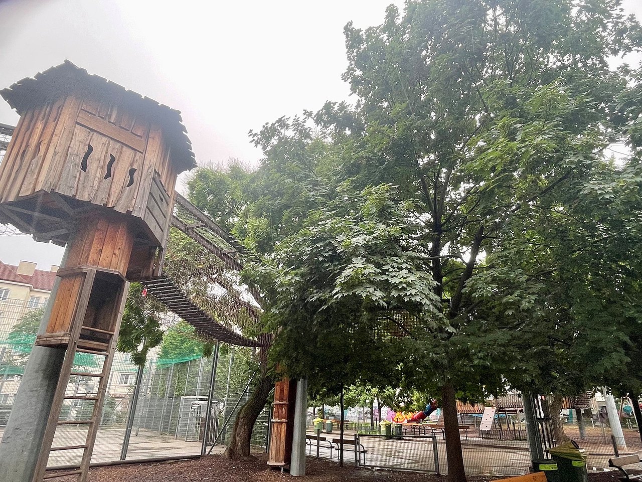 Kletterturm mit Netztunnel, Ausgang, im Hintergrund Ballspielkäfige