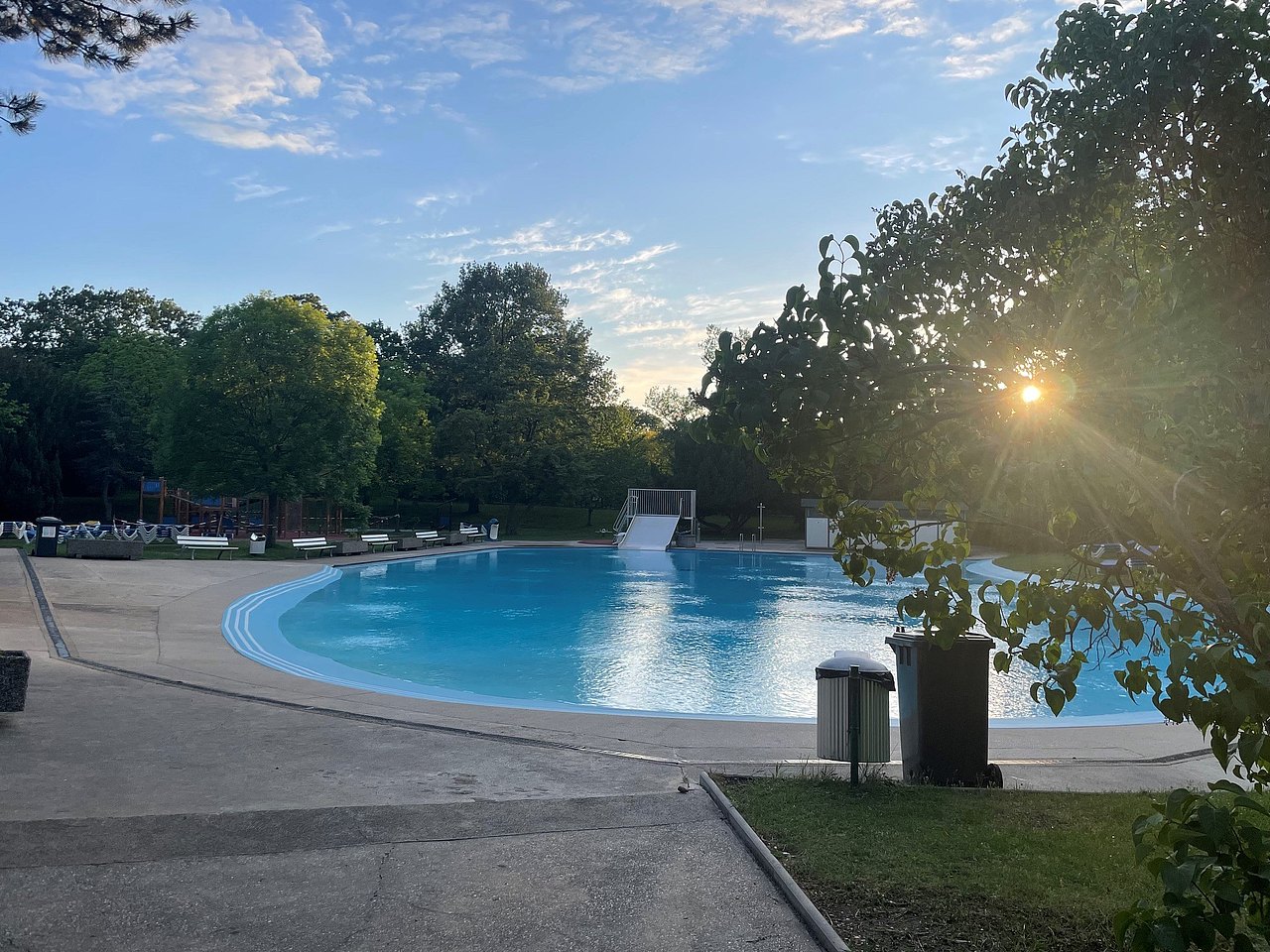 Familienbad Abends Becken vom Familienbad im Schweizergarten in der Abendsonne