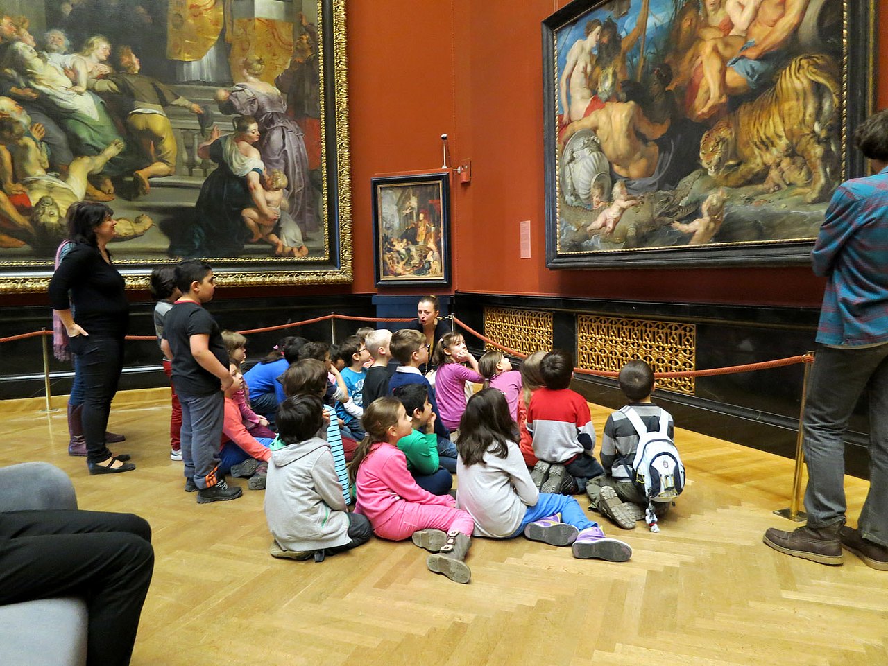 Kinderführung in der Gemäldegalerie des Kunsthistorischen Museums Das Bild zeigt Kinder, die in der Gemäldegalerie des Kunsthistorischen Museums auf dem Boden sitzend ein Gemälde betrachten.