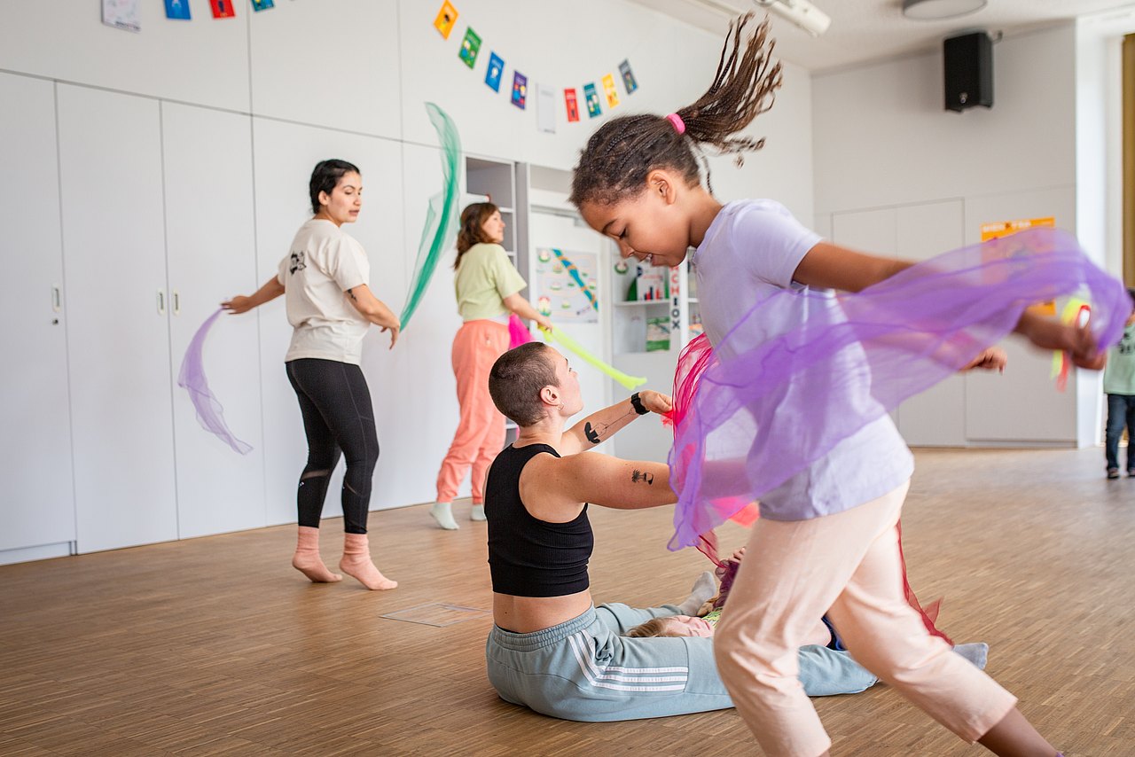 Menschen tanzen im Raum