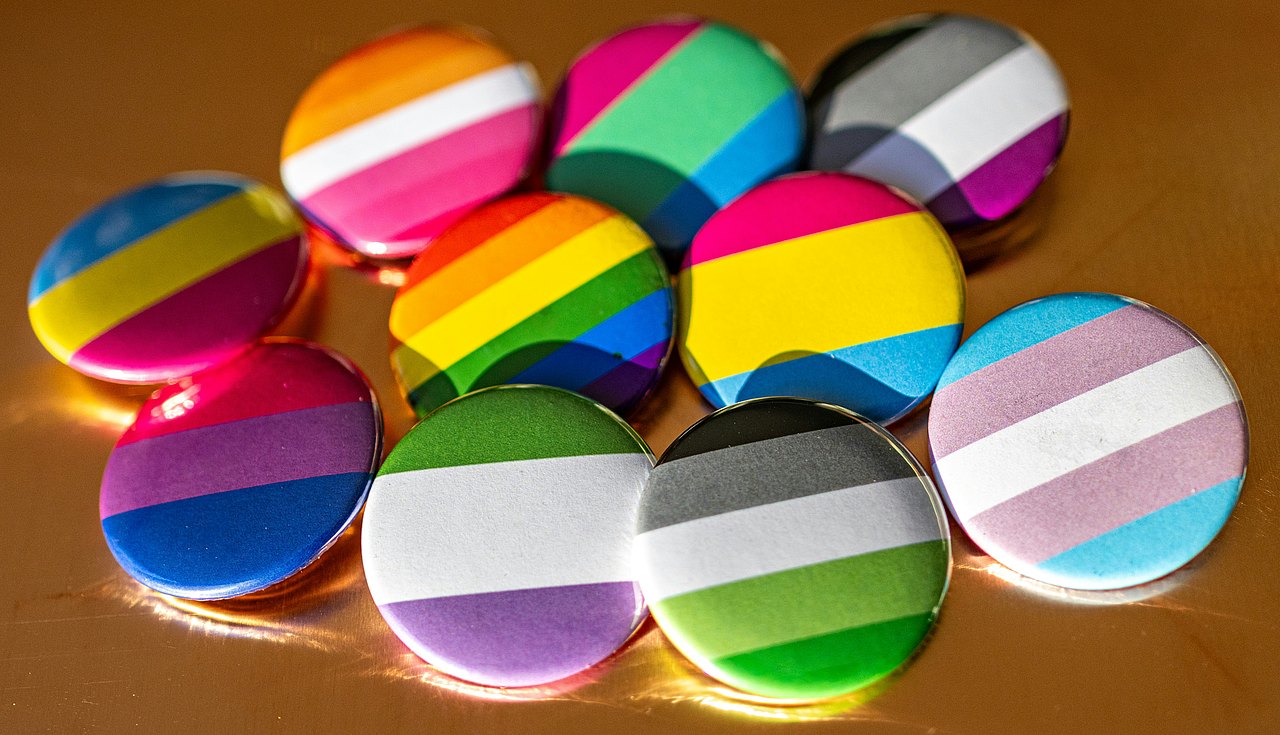 Unterschiedliche Buttons mit vielen verschiedenen Pride-Flaggen