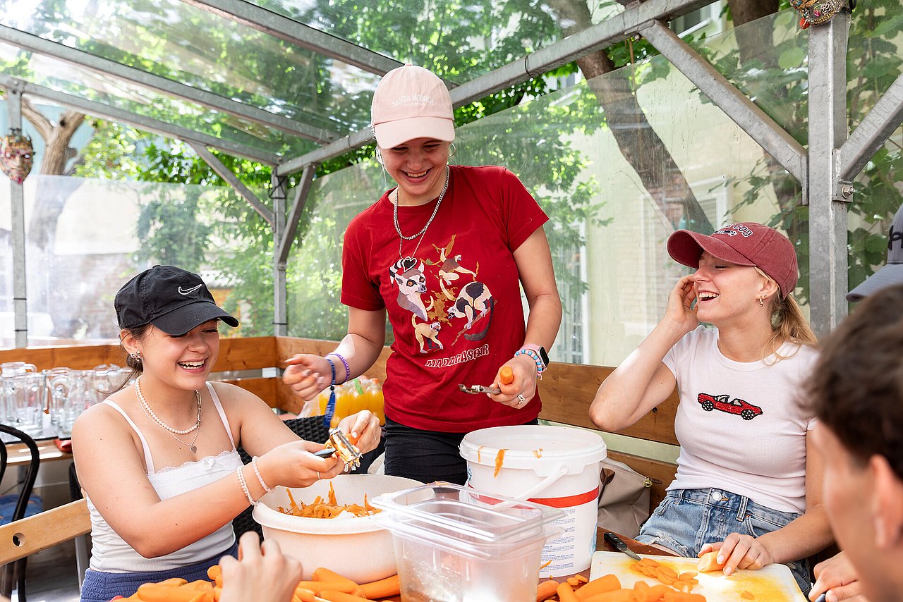 Schulevents: Wiener Ehrenamtswoche Jugendliche schälen Karotten für ein Obdachlosenwirtshaus