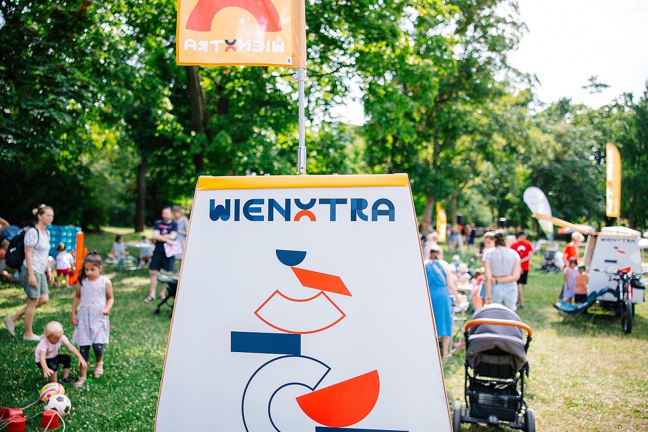 Hollis Grätzltour und Vorhang auf im Park